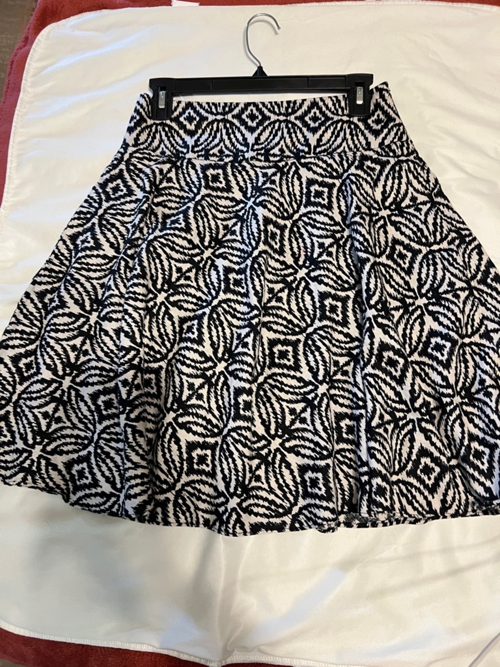 “GraceElementd” petite Black and White Patterned Flared Skirt with pockets Sz 2